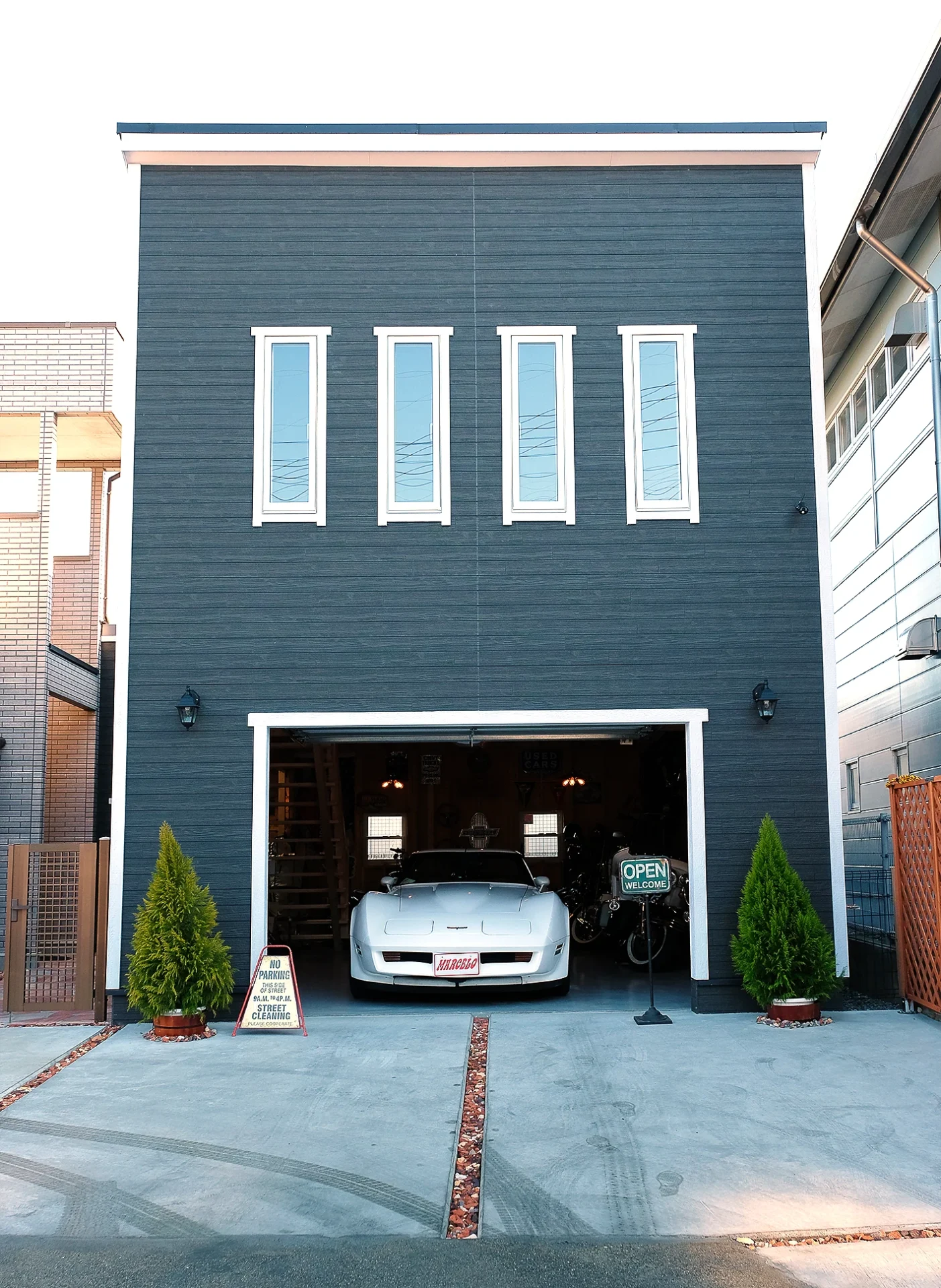 ミニマルな外観の片流れ屋根ガレージ