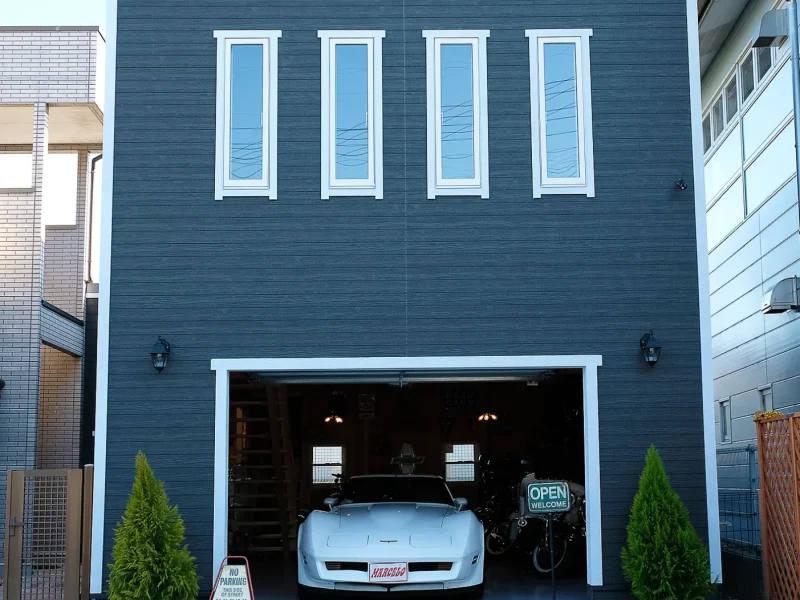 ミニマルな外観の片流れ屋根ガレージ