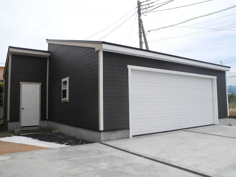 敷地のカタチにフィットしたガレージ