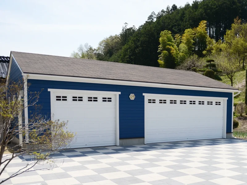 爽やかな外壁カラーの3台用ガレージ