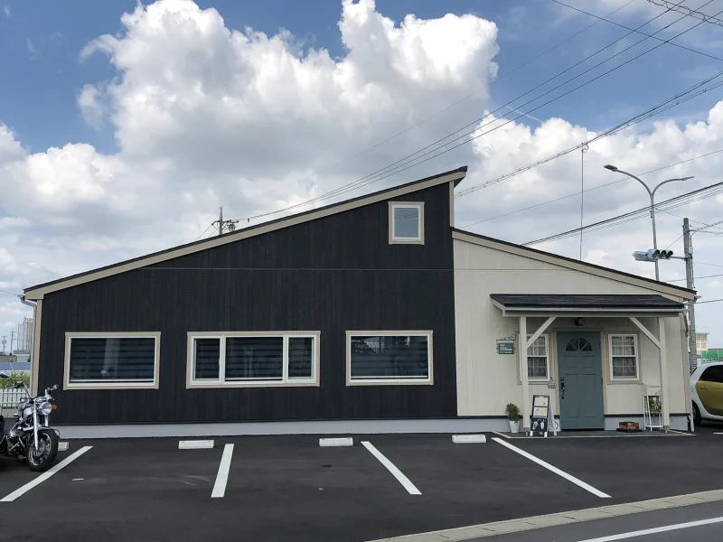 ガレージと小屋が融合、自由設計のカフェ