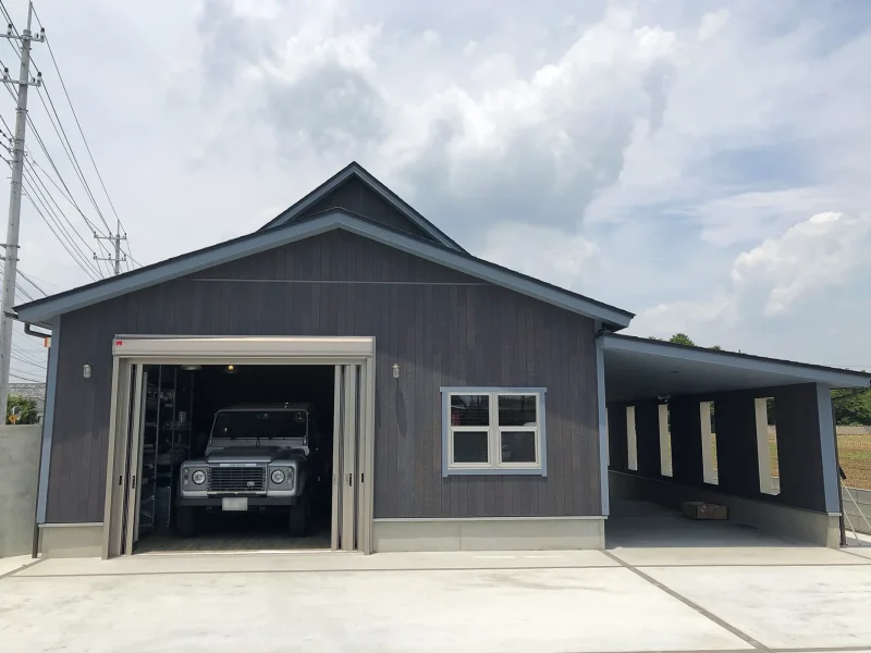 随所にこだわりを感じる開放的なガレージ