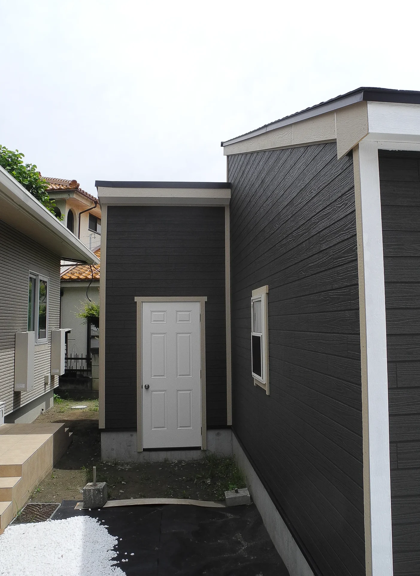 母屋玄関へと続く動線ドア