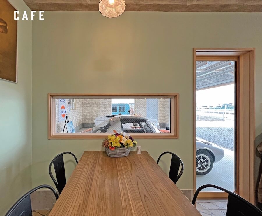 カフェと車庫の間に設置されたガラスの窓とドア。
