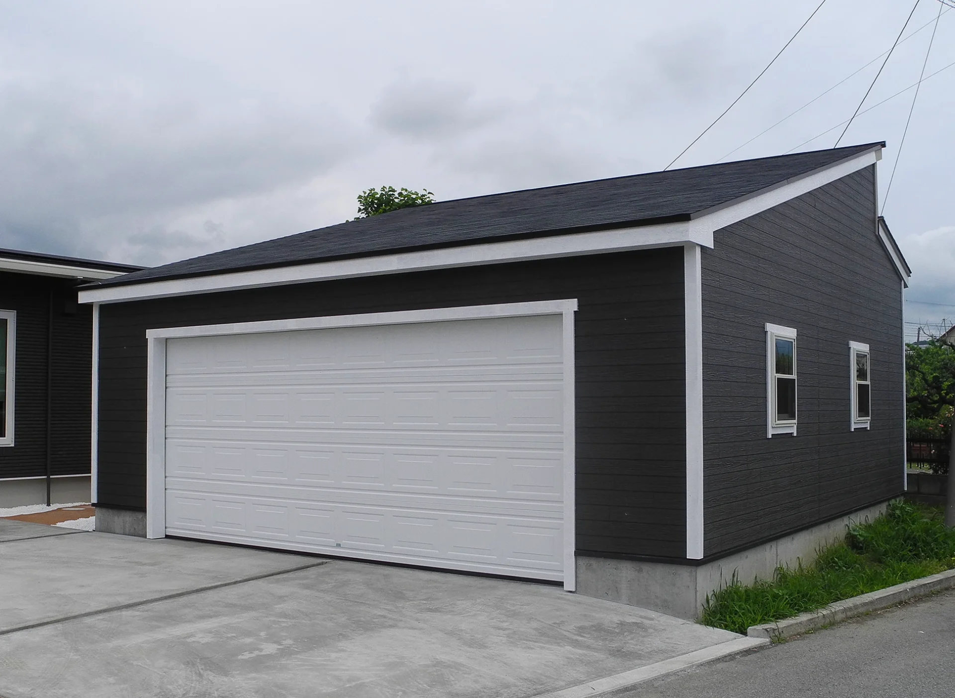 敷地のカタチにフィットしたガレージ