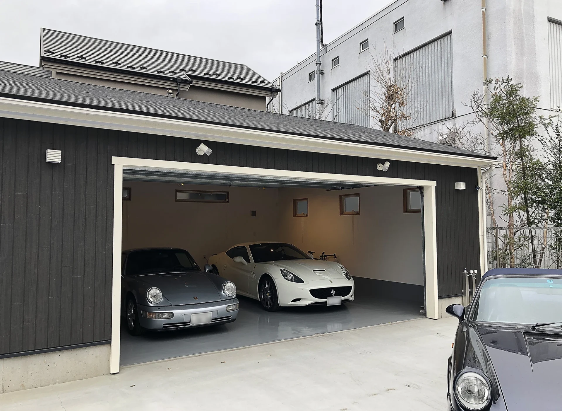 部屋から愛車を鑑賞できるガレージ