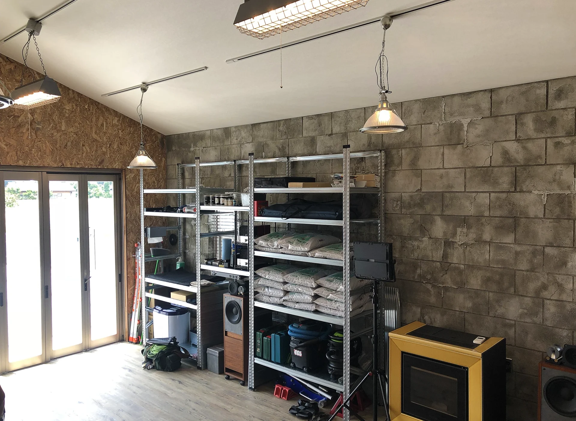 随所にこだわりを感じる開放的なガレージ