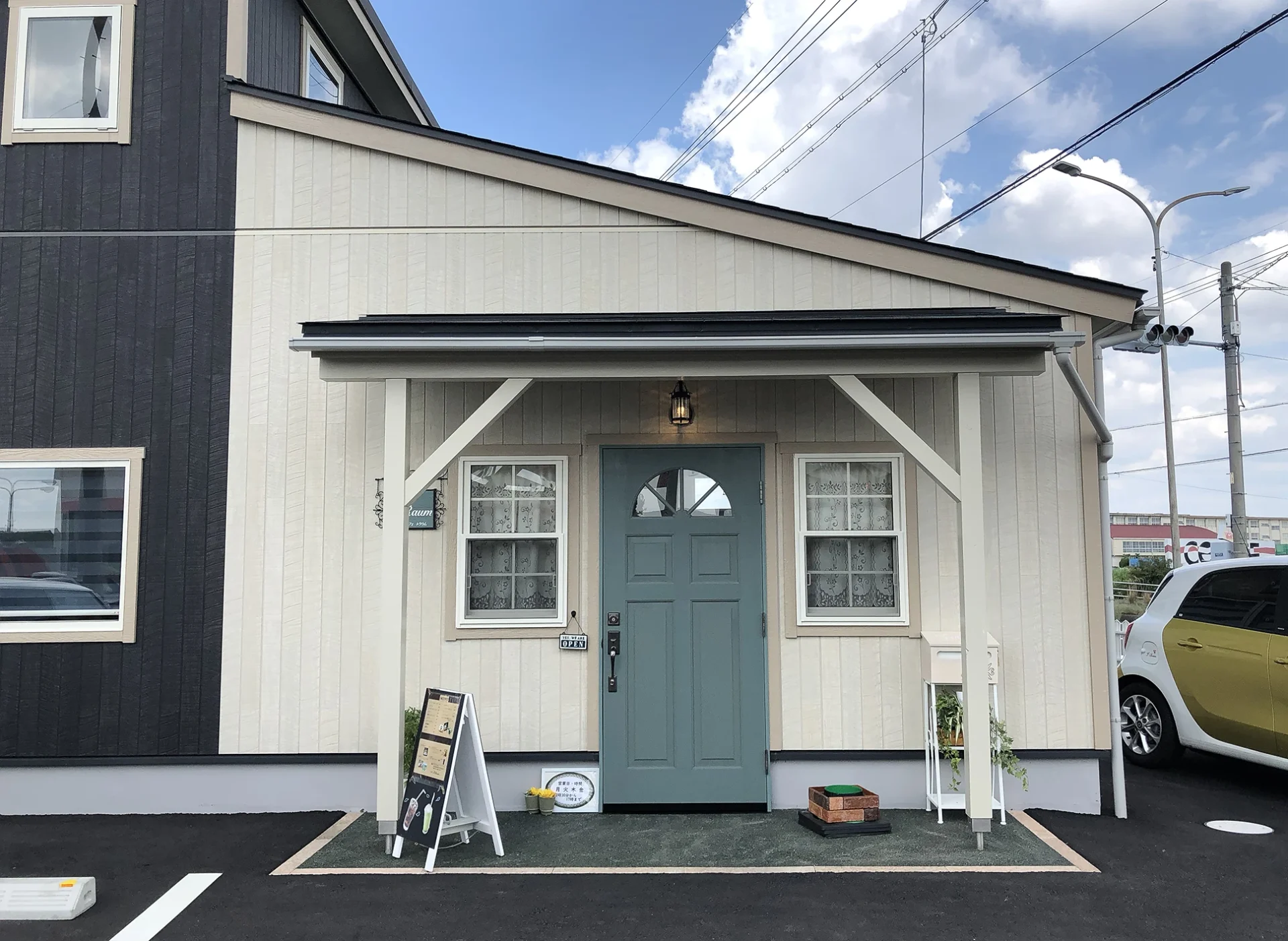 ガレージと小屋が融合、自由設計のカフェ