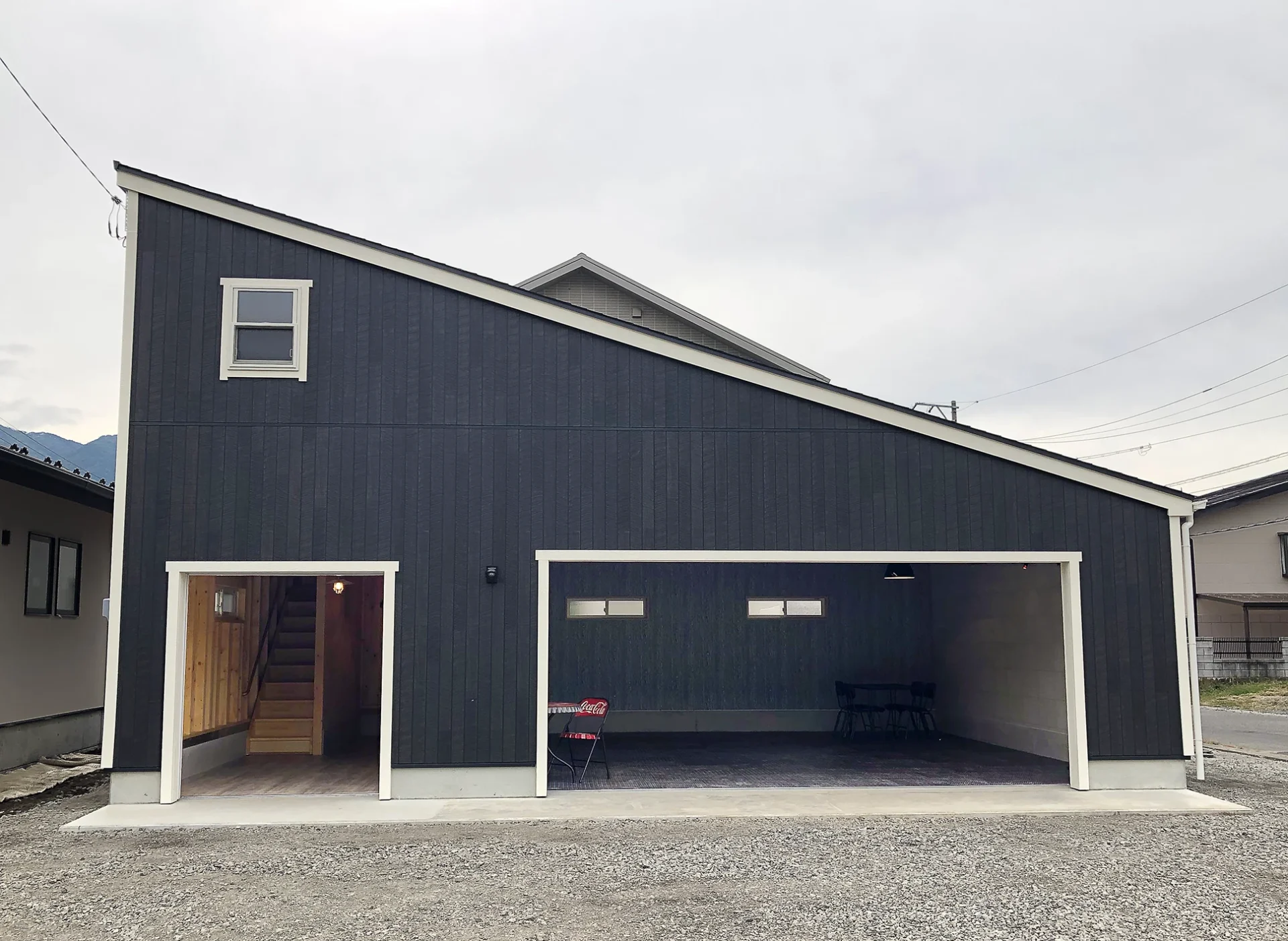 車庫と物置で二つの世界観を持つガレージ