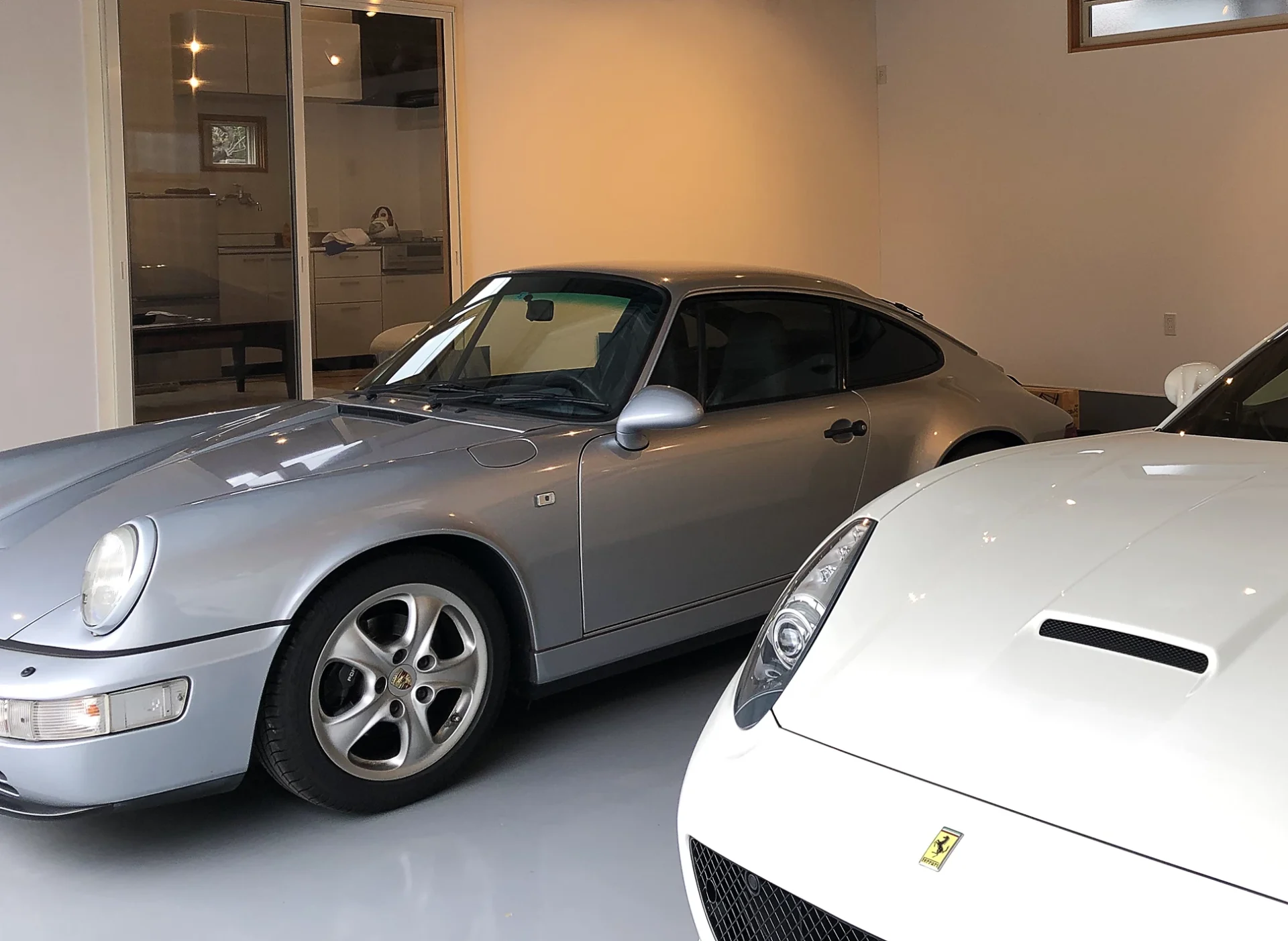 部屋から愛車を鑑賞できるガレージ