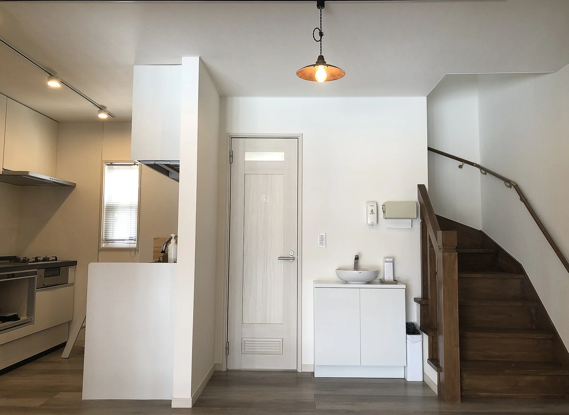 ガレージ奥にまとめられた水回り