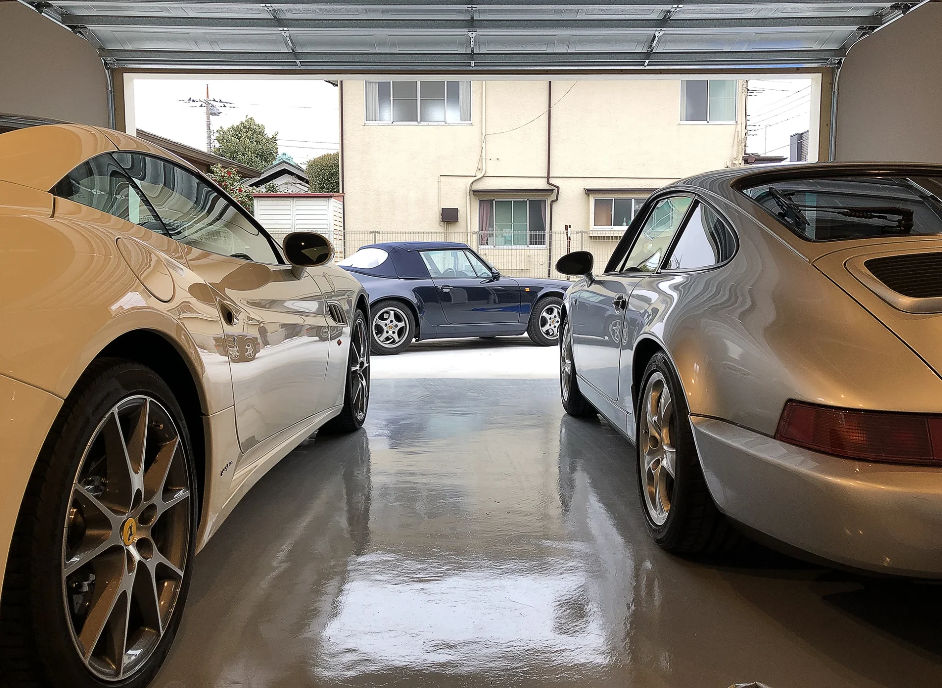 部屋から愛車を鑑賞できるガレージ