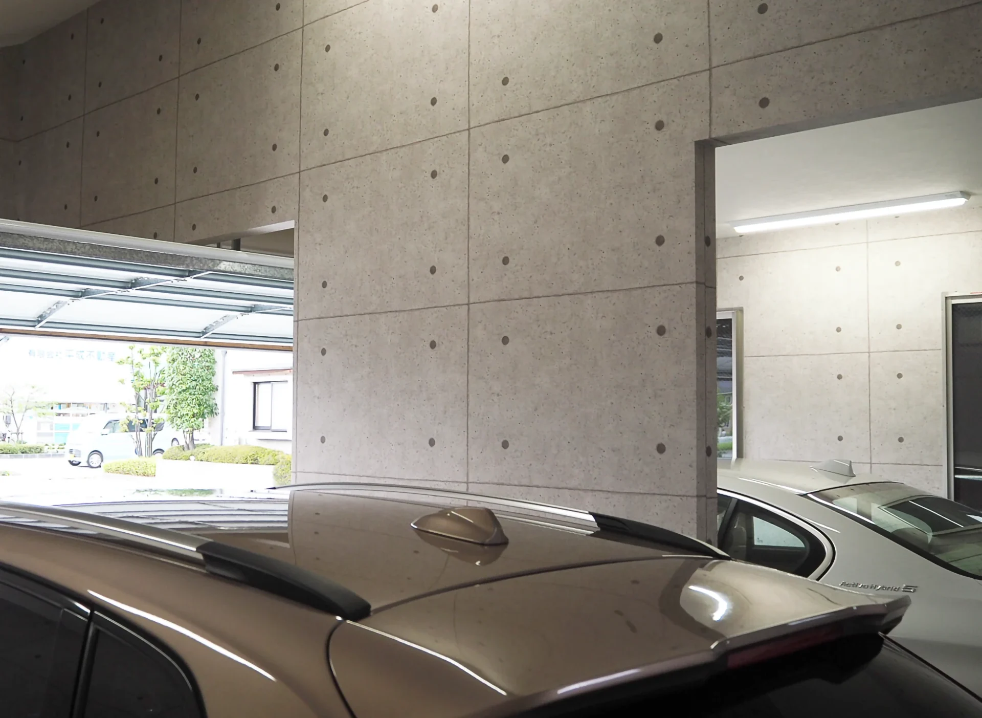 ツートーンのミニマルな外観のガレージ