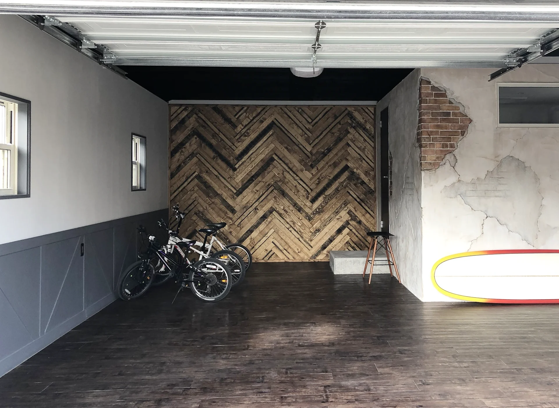 内壁をモルタル造形で彩ったガレージ