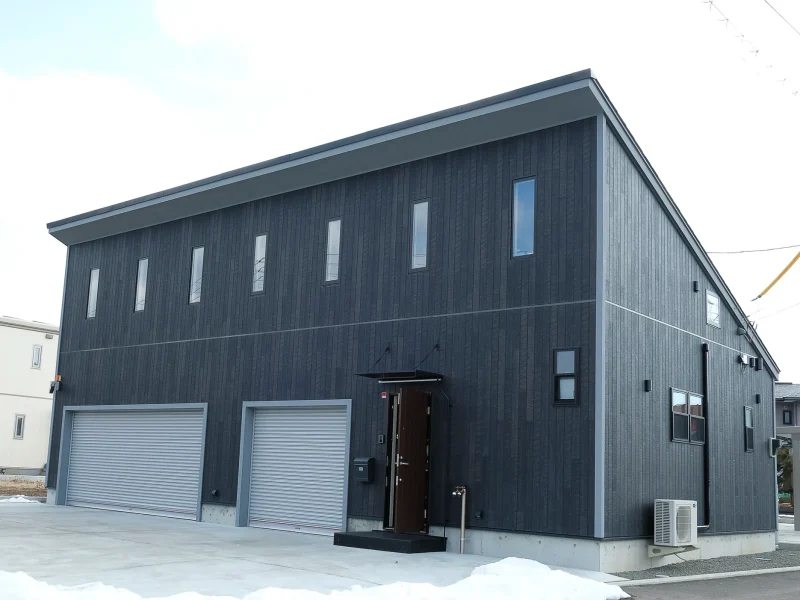 奥の広いガレージにはリフト付き、2階にはガレージ内を見下ろせる窓を設置