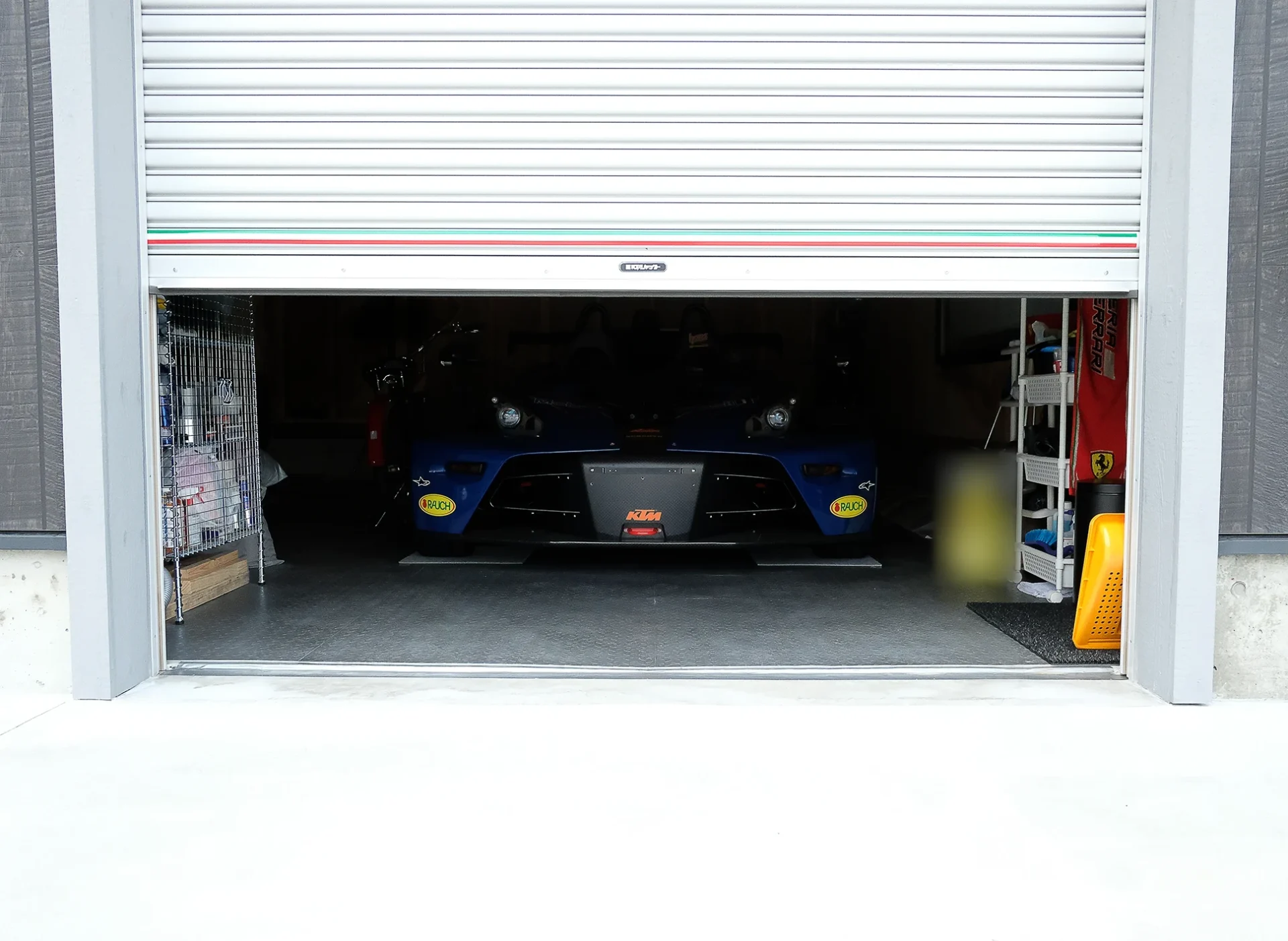 奥の広いガレージにはリフト付き、2階にはガレージ内を見下ろせる窓を設置