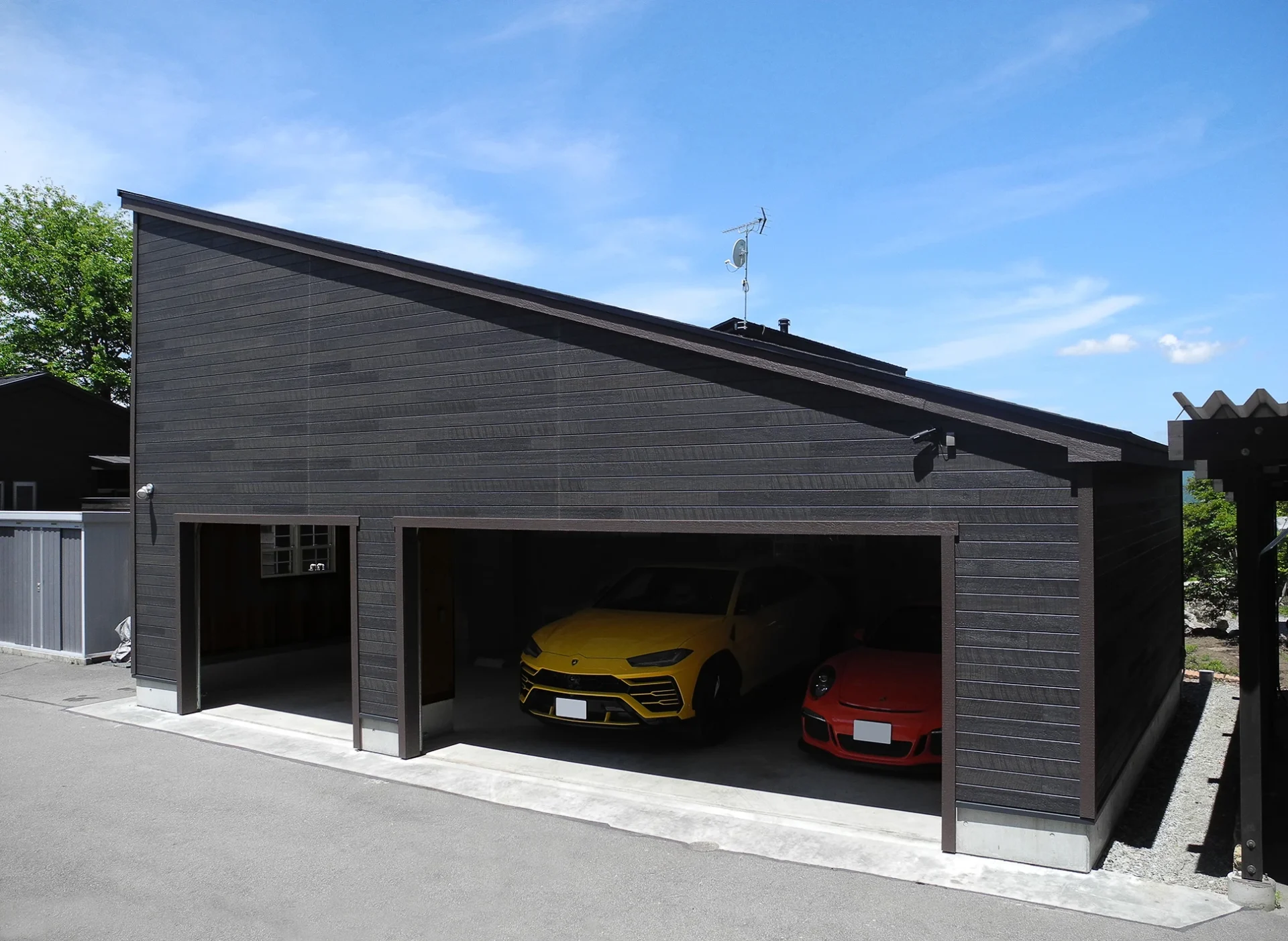 外観正面 - オーバードアオープン①