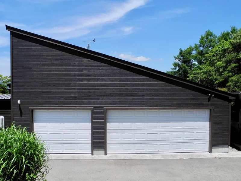 車3台を格納できる、大きな片流れ屋根ガレージ