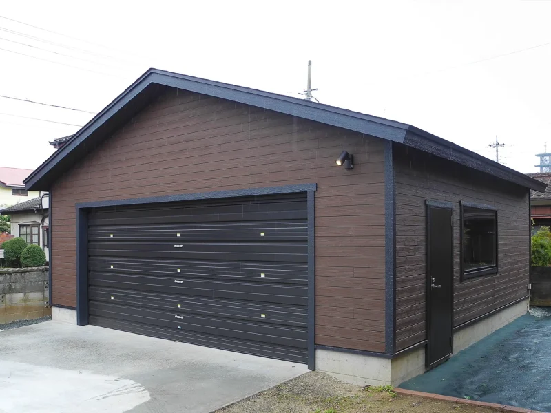 母屋側に大きな窓を設置して愛車を確認できるガレージ