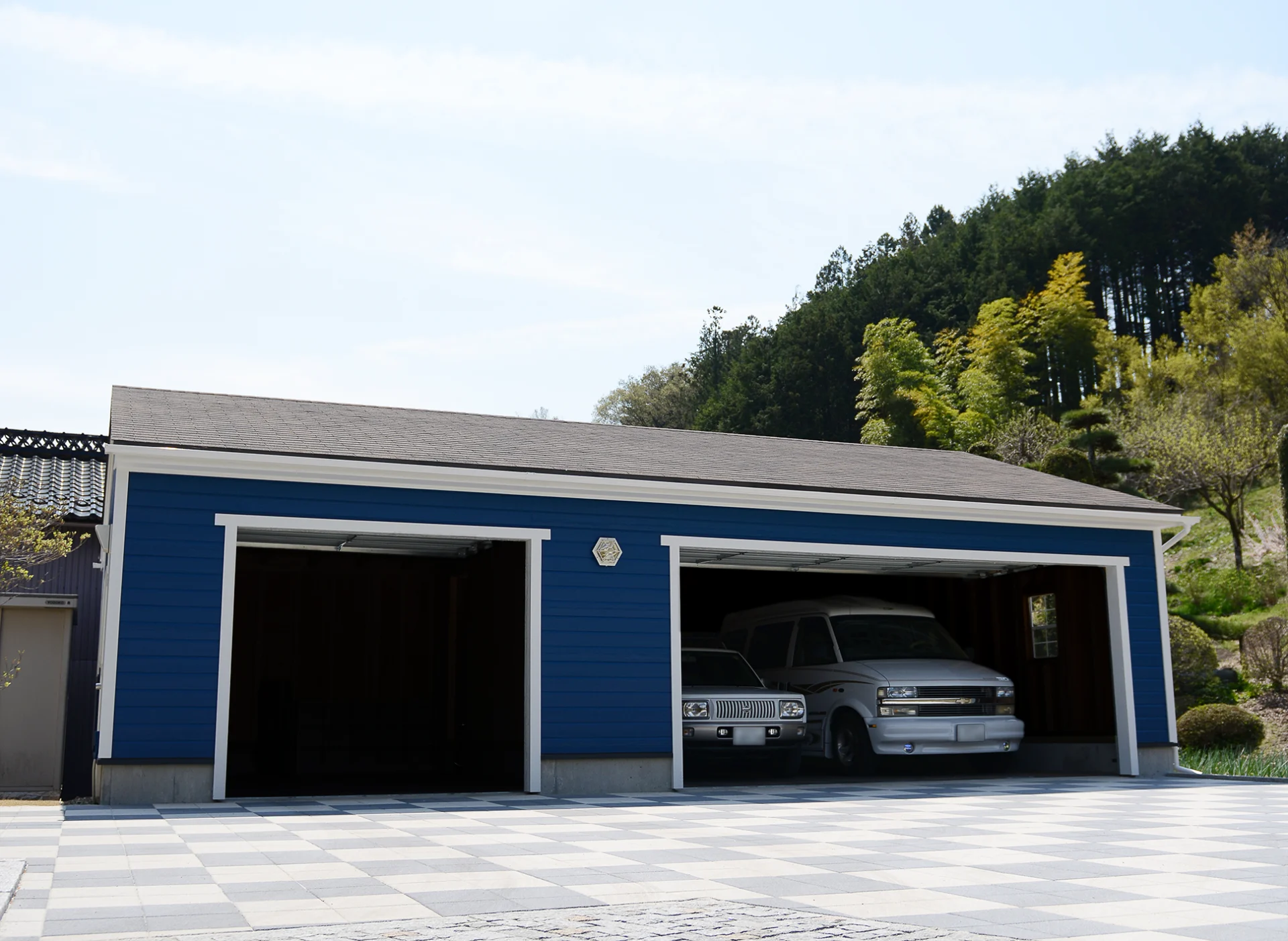 爽やかな外壁カラーの3台用ガレージ