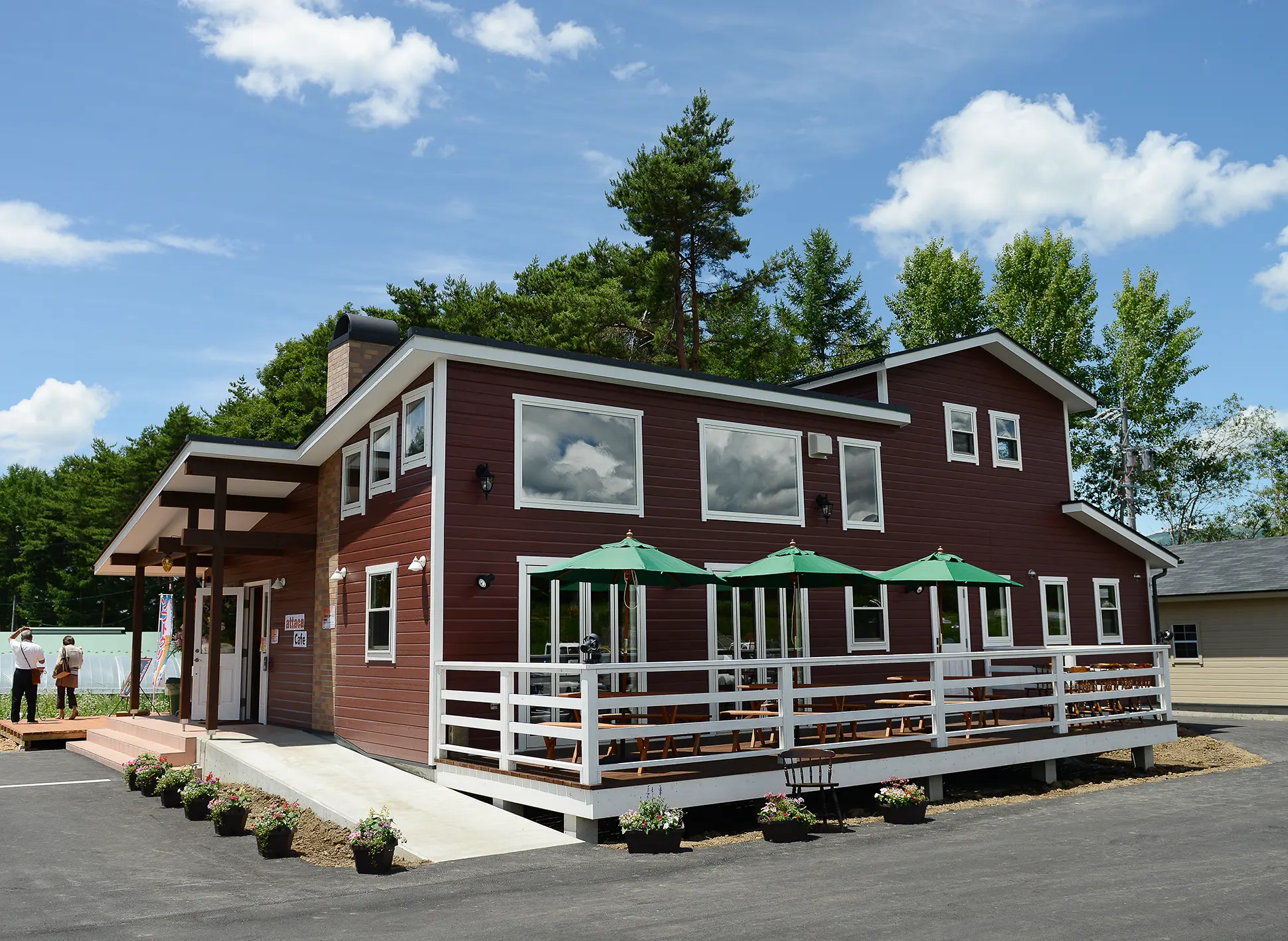 カフェレストラン左正面外観