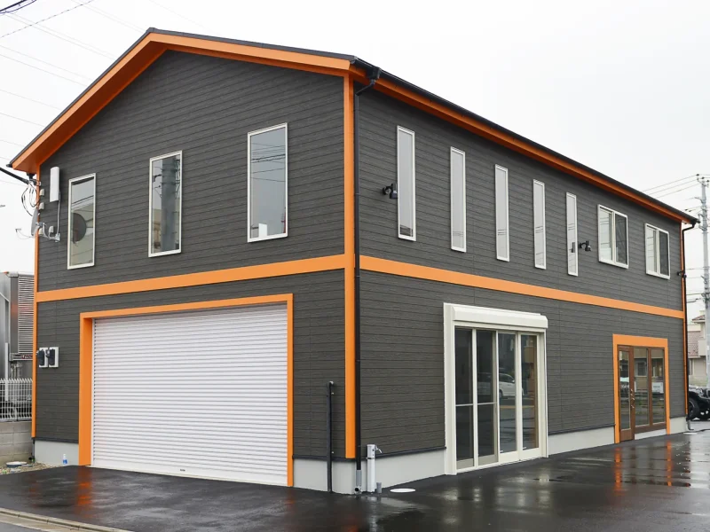 事務所と整備工場を兼ねた大型ガレージ