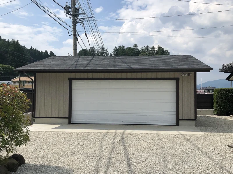 施工例 車2台用のガレージは、車1台と物置 兼 遊び場に