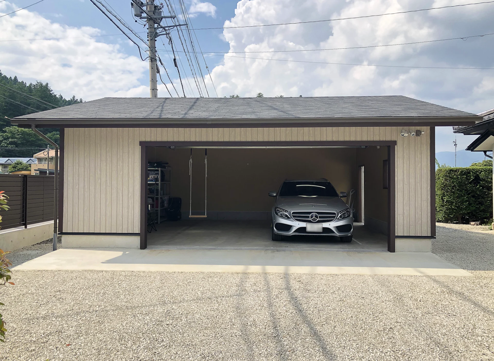 車2台用のガレージは、車1台と物置 兼 遊び場に