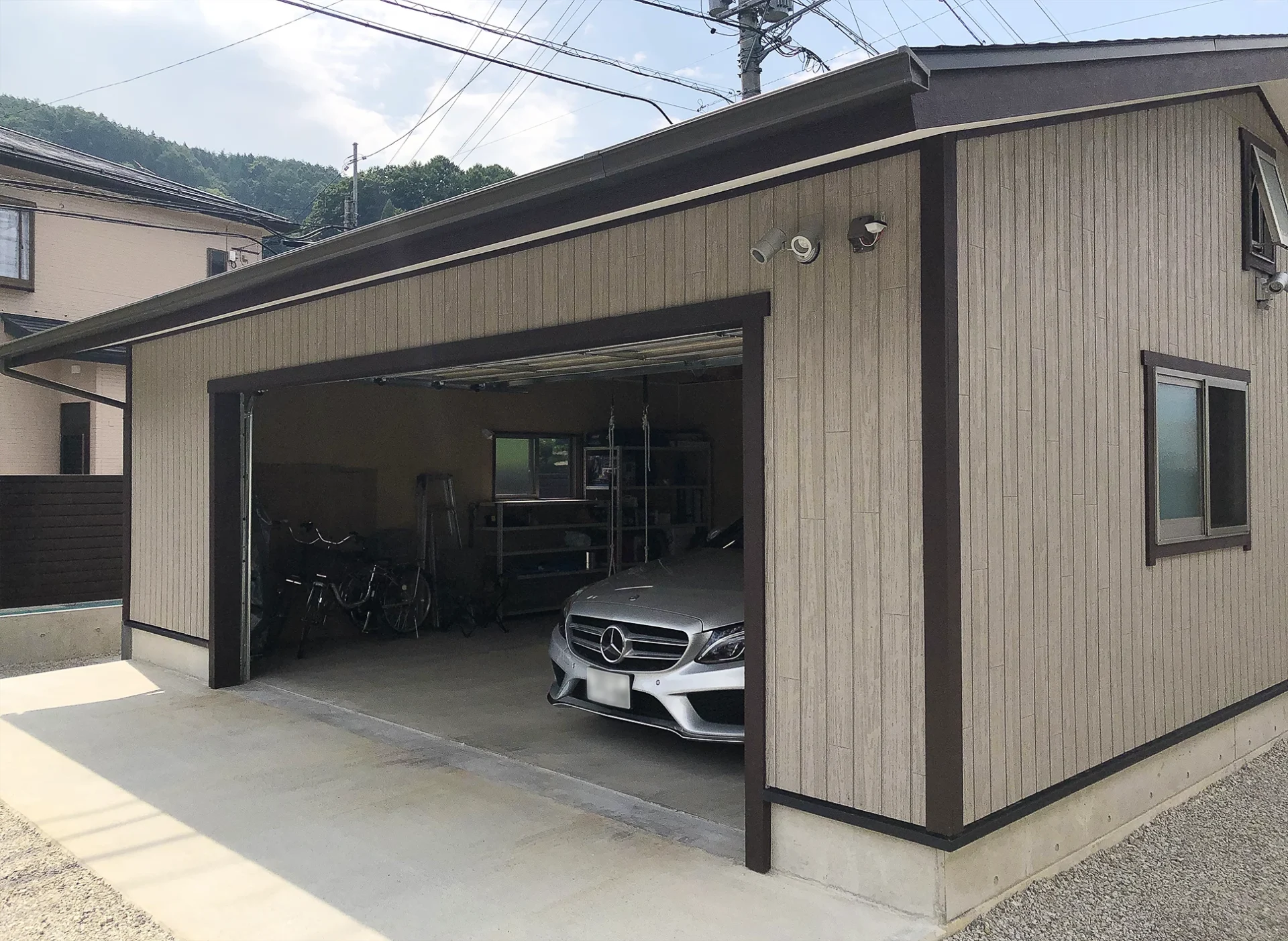 車2台用のガレージは、車1台と物置 兼 遊び場に