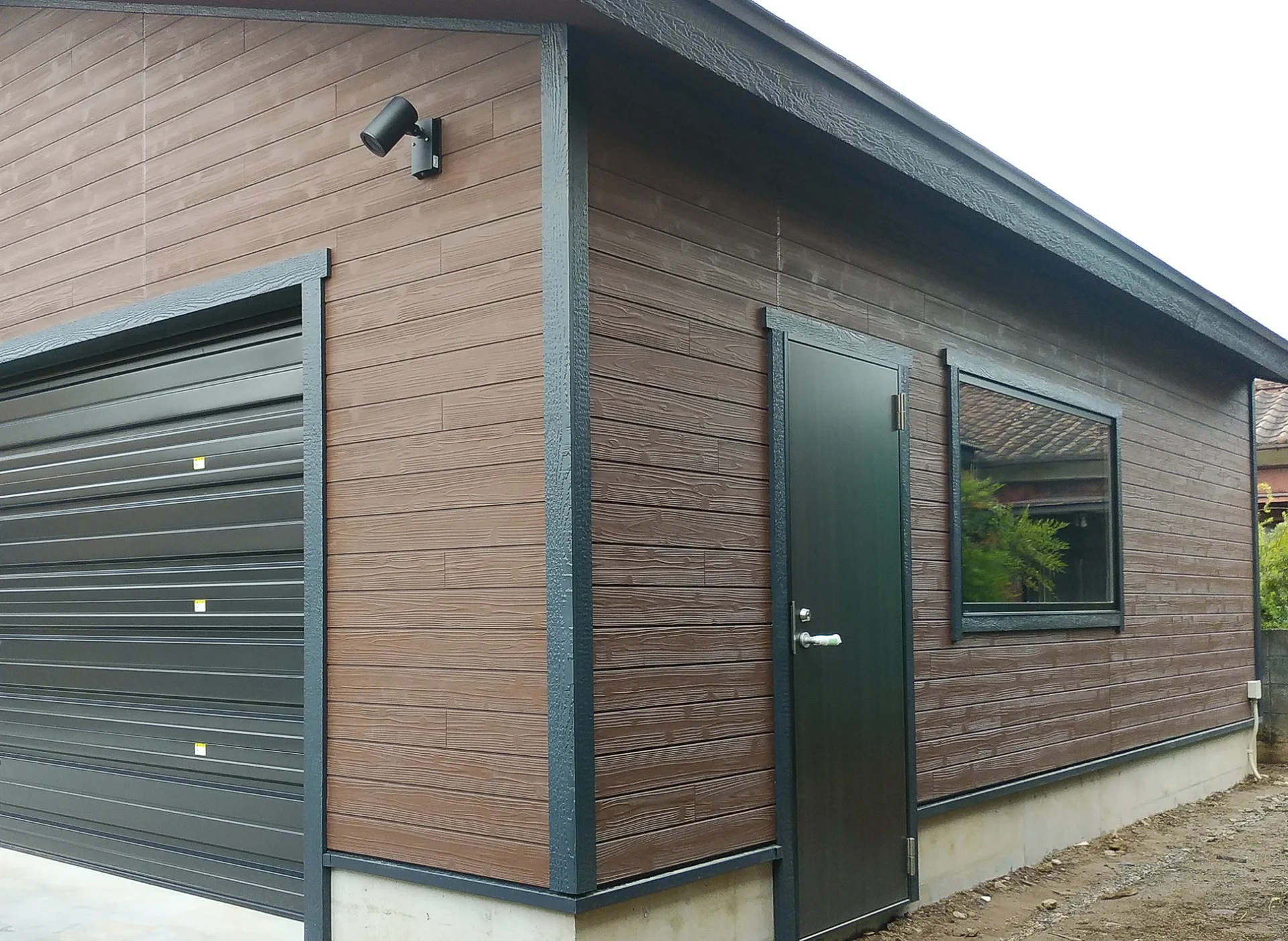 母屋側に設置したドアと大きな窓