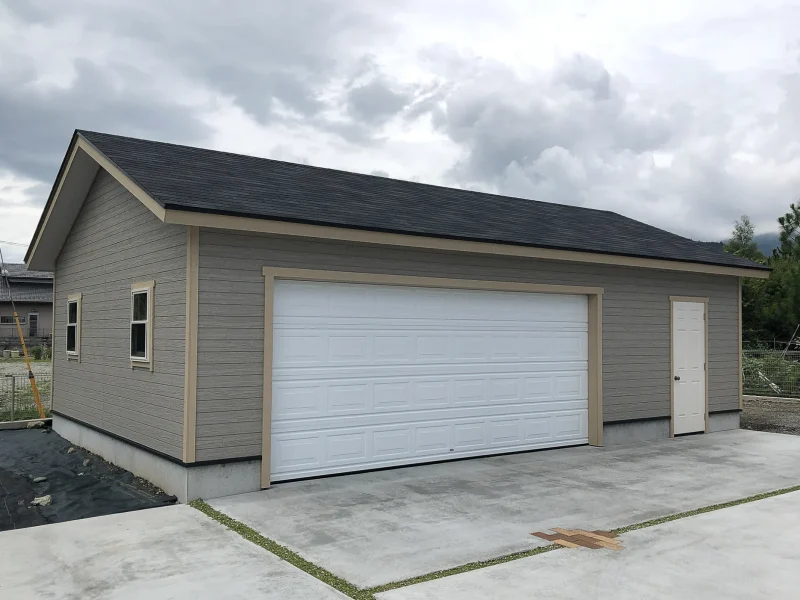 各所に彩光窓を設けて、十分に自然光を取り入れる設計のガレージ