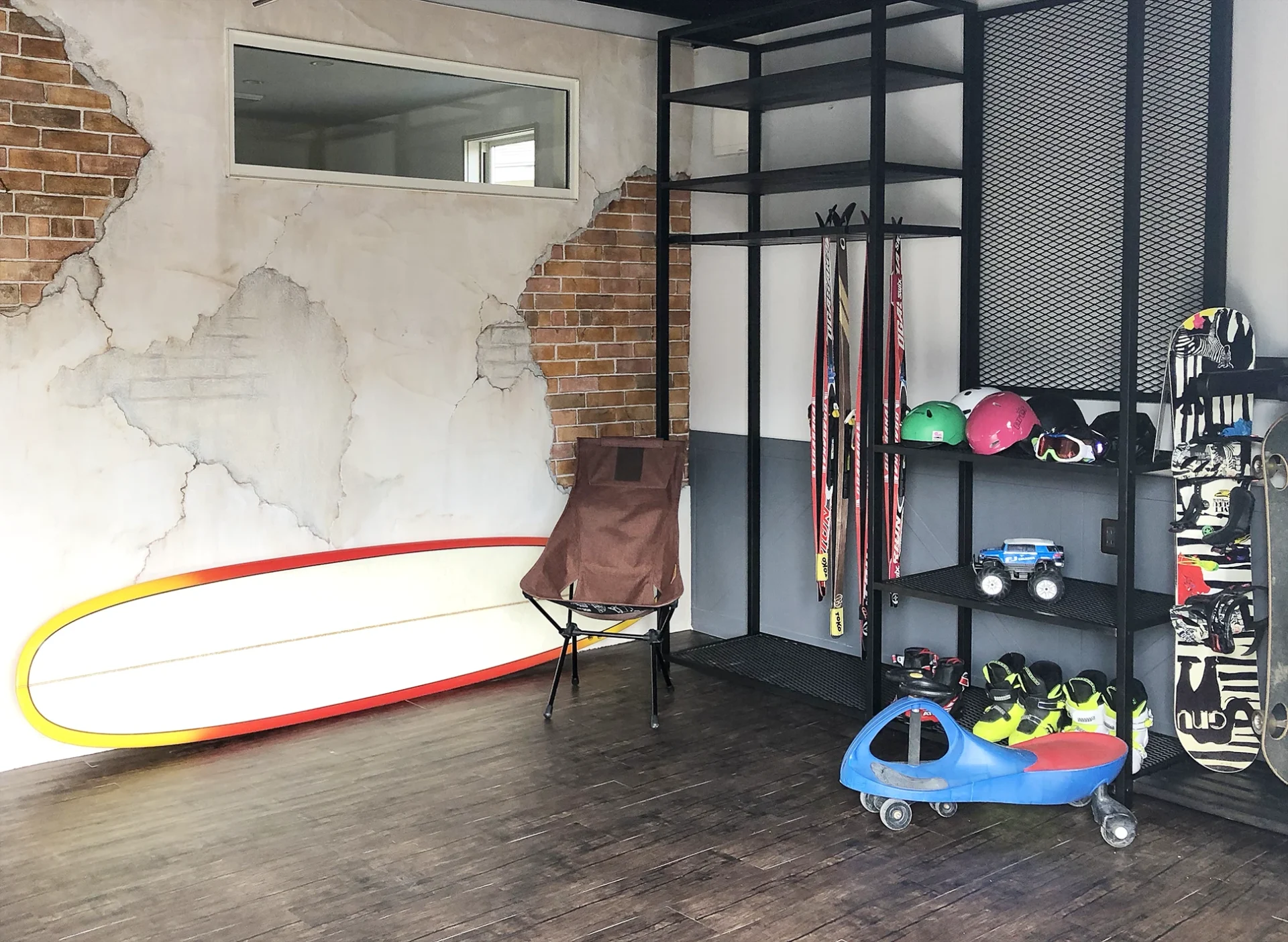 内壁をモルタル造形で彩ったガレージ