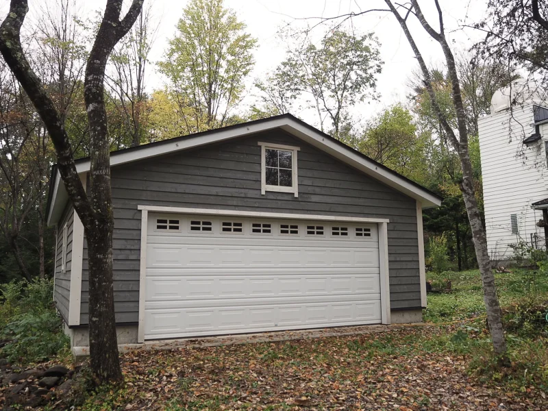 ナチュラルな塗装で自然に溶け込むガレージ