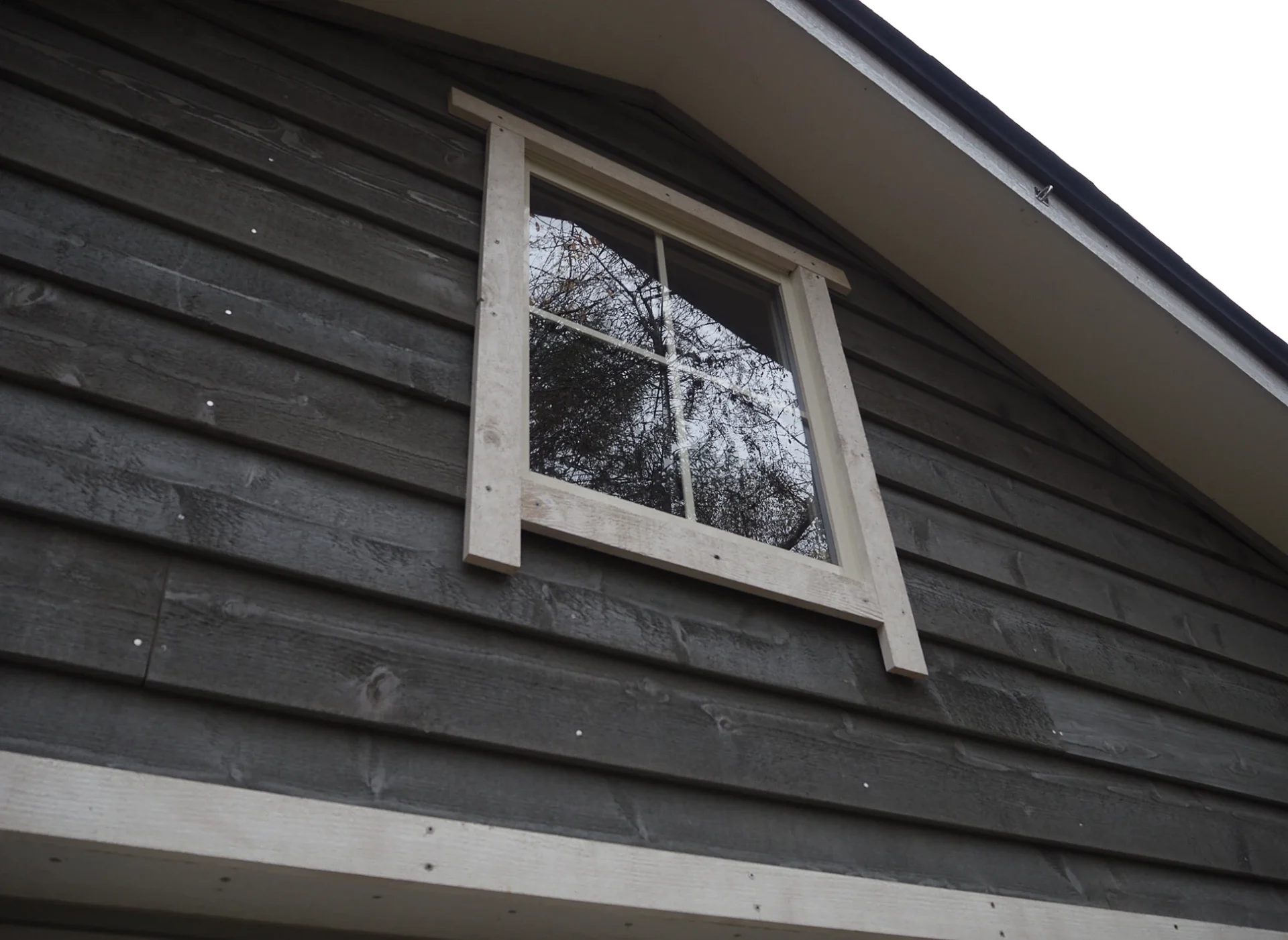 ナチュラルな塗装で自然に溶け込むガレージ