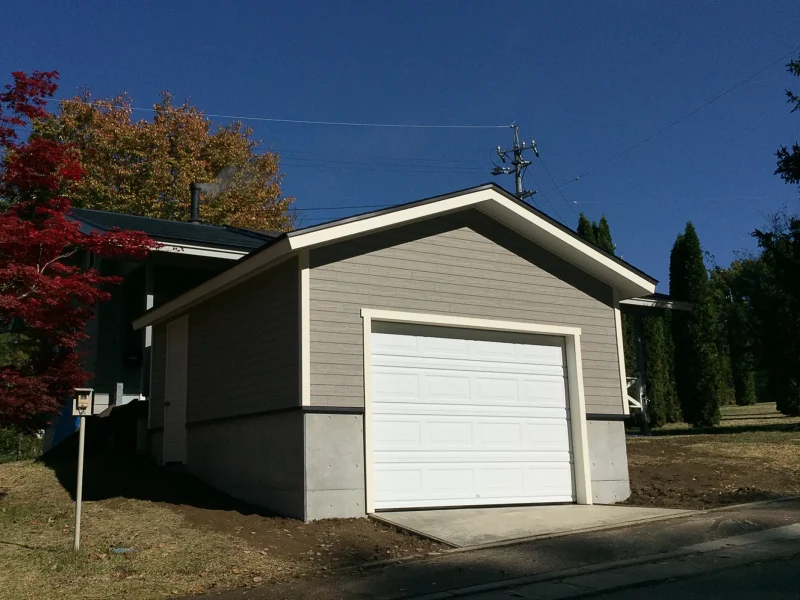 傾斜地に車1台用のガレージ