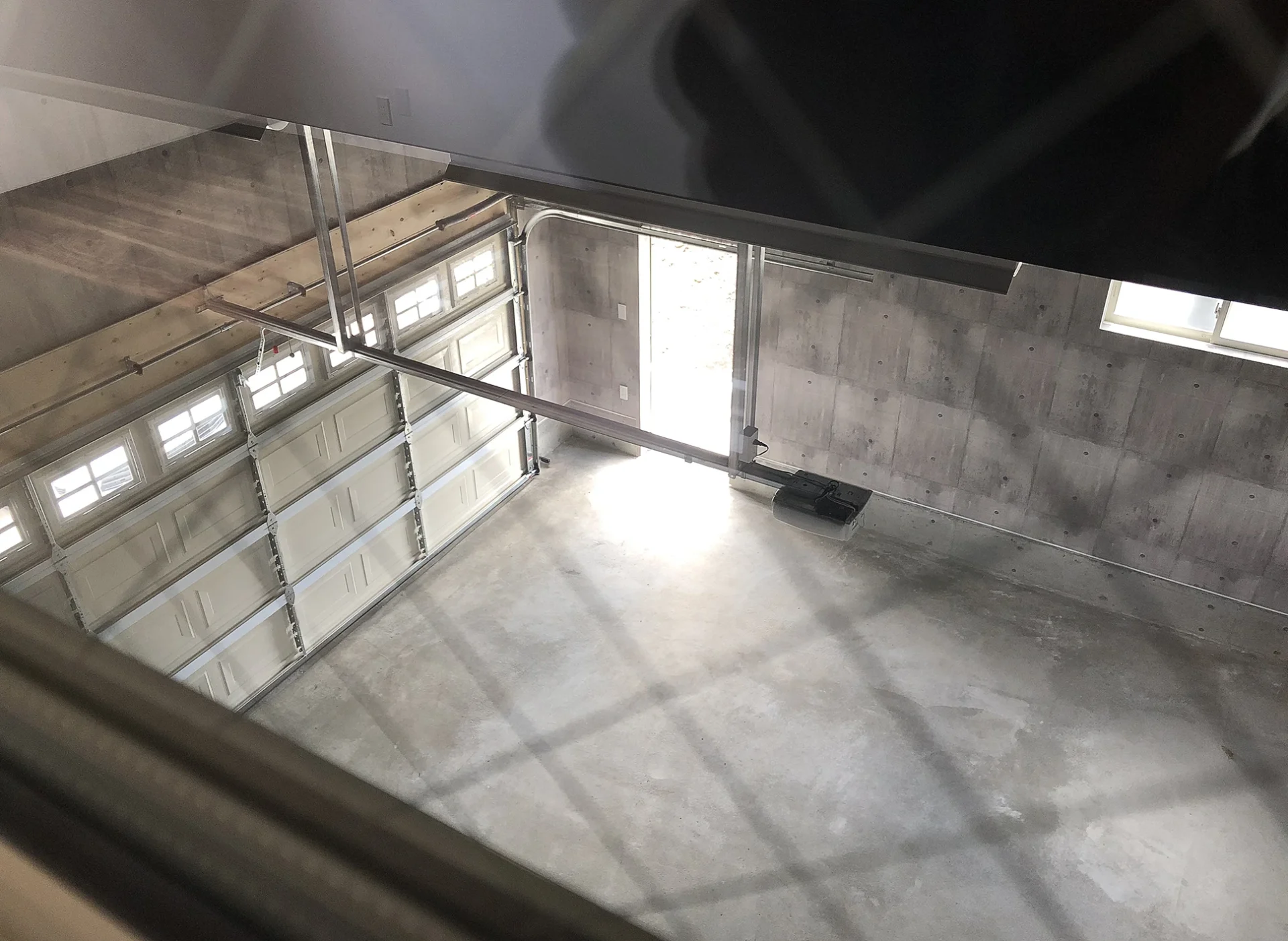 2階洋室の窓からのガレージ