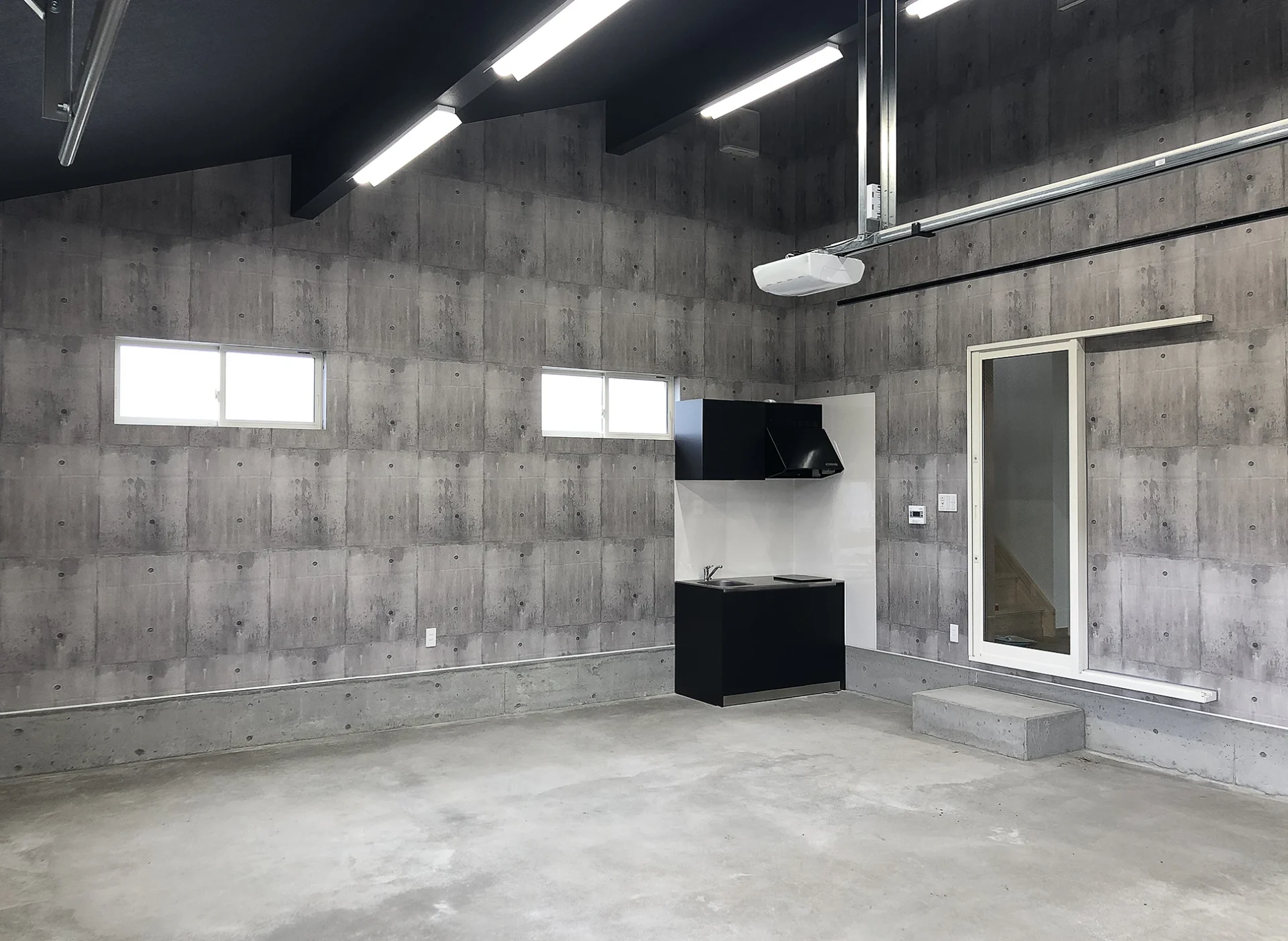 ガレージ内に設置したキッチン