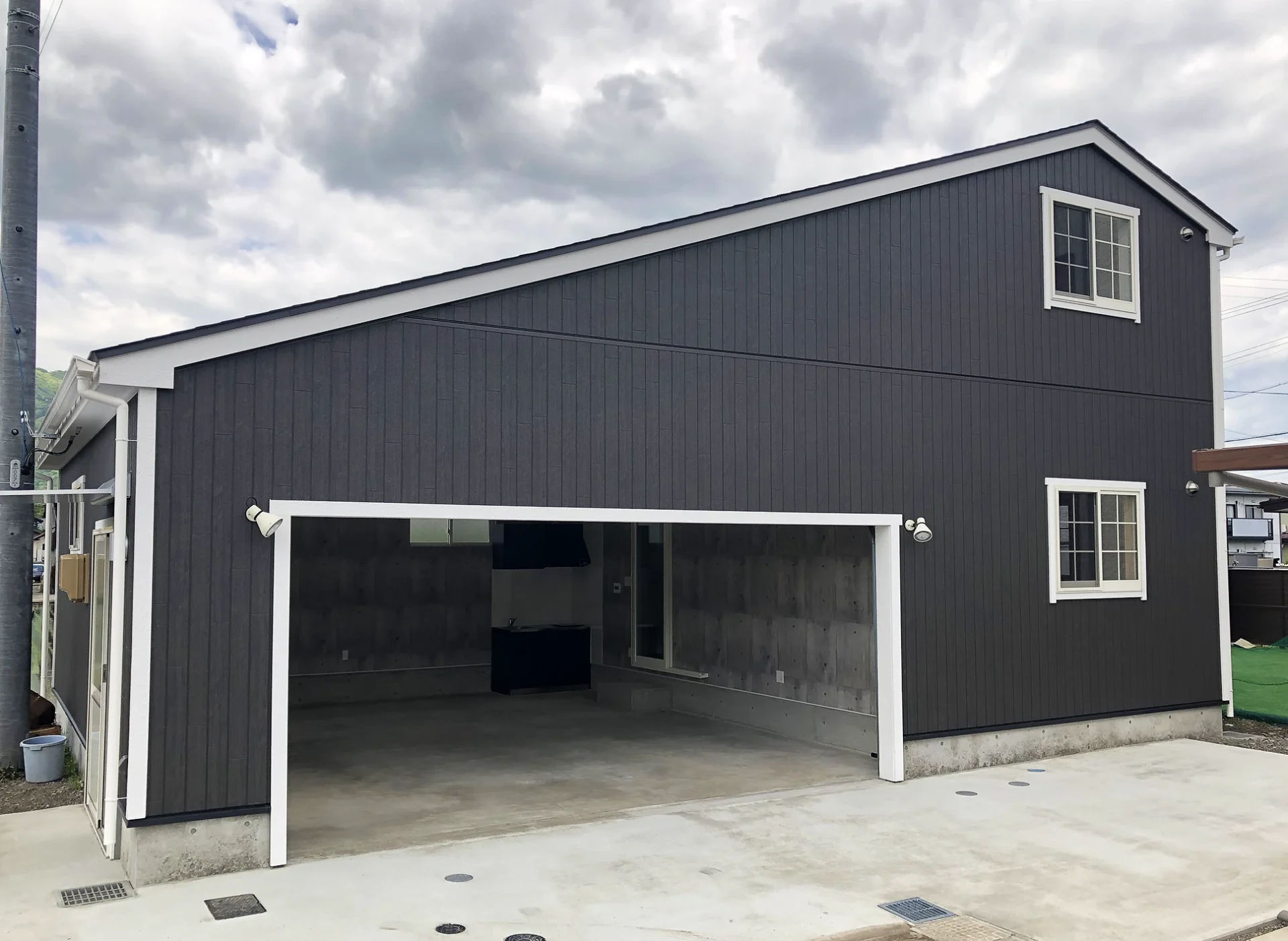 外観正面 - オーバードアオープン