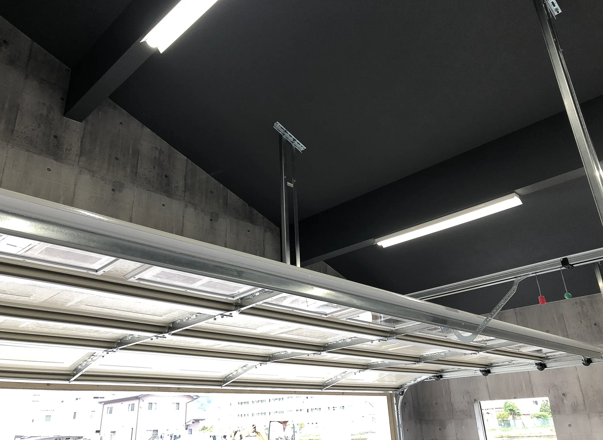 ２つの洋室を備え、多目的な用途を想定したガレージ