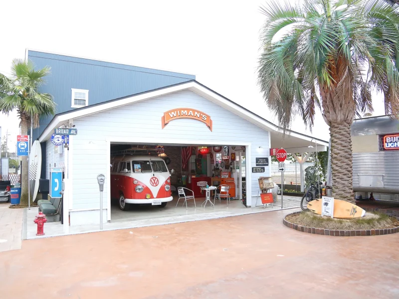 遊び心が詰まったガレージと、その後ろに事務室棟