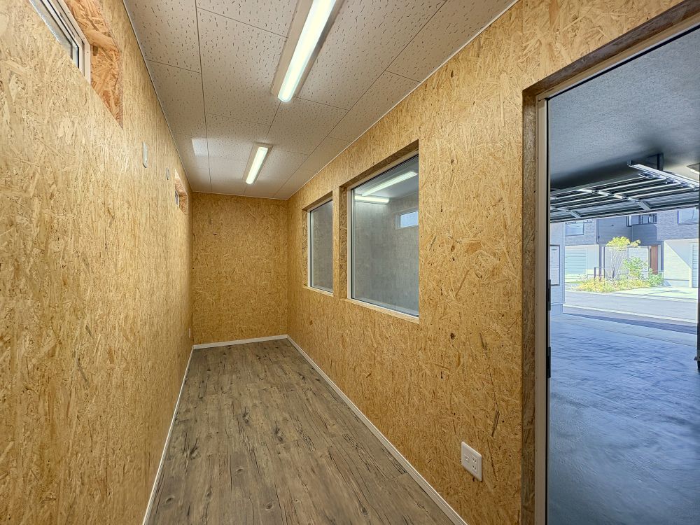 ガレージ奥の部屋写真。壁のOSB合板も良い雰囲気です。